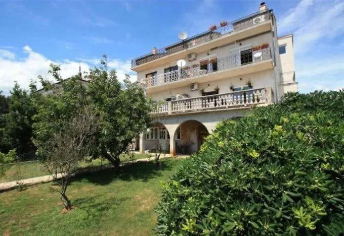 Apartments With A Parking Space Novi Vinodolski - 11423