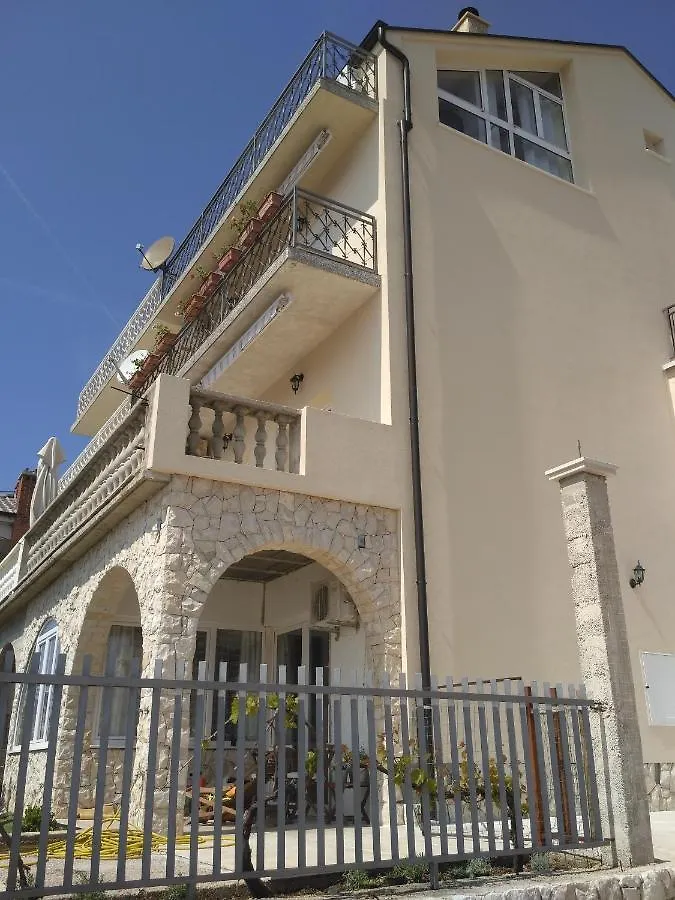 Apartments With A Parking Space Novi Vinodolski - 11423