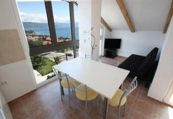 Apartments With A Parking Space Novi Vinodolski - 11423